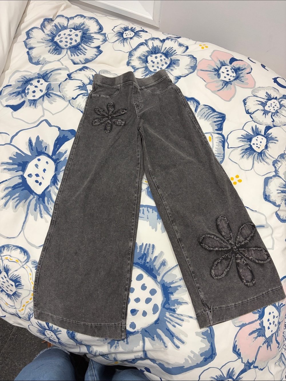 Elastic band! Super comfy H&M Charcoal Gray Wide-Leg Jeans with Flower Appliqués